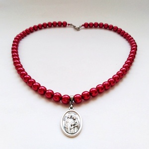 Egysoros meggypiros üvegtekla kaláris fém medállal 8 mm-es üvegtekla gyöngyből, Ékszer, Nyaklánc, Gyöngyös nyaklánc, Ékszerkészítés, Gyöngyfűzés, gyöngyhímzés, MESKA