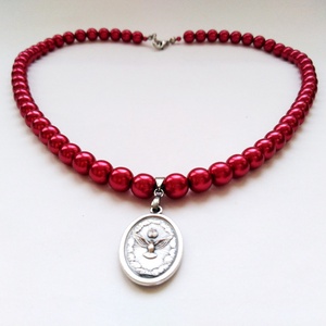 Egysoros meggypiros üvegtekla kaláris fém medállal 8 mm-es üvegtekla gyöngyből - ékszer - nyaklánc - gyöngyös nyaklánc - Meska.hu