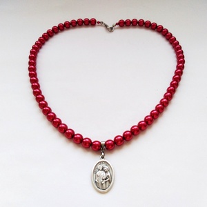 Egysoros meggypiros üvegtekla kaláris fém medállal 8 mm-es üvegtekla gyöngyből - ékszer - nyaklánc - gyöngyös nyaklánc - Meska.hu