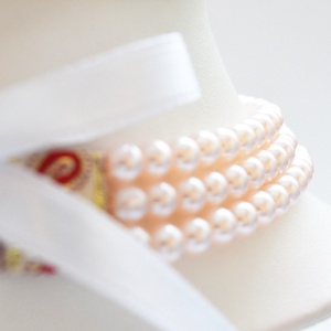 Kislánynak való méretű, 3 soros halvány rózsaszín üvegtekla kaláris - 6 mm-es üvegtekla gyöngyből - ékszer - nyaklánc - gyöngyös nyaklánc - Meska.hu