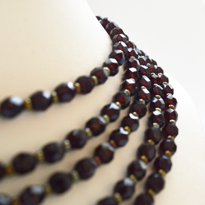5 soros, feketébe hajló sötétbordó kaláris bronzzal - 6 mm-es csiszolt üveggyöngyből - ékszer - nyaklánc - párhuzamos nyaklánc - Meska.hu