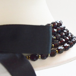 5 soros, feketébe hajló sötétbordó kaláris bronzzal - 6 mm-es csiszolt üveggyöngyből - ékszer - nyaklánc - párhuzamos nyaklánc - Meska.hu