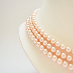 3 soros halvány barackos rózsaszín kaláris - 6 mm-es üvegtekla gyöngyből - ékszer - nyaklánc - gyöngyös nyaklánc - Meska.hu