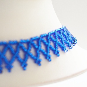 Kislánynak való méretű sötétkék kistászli - fényes közepű kásagyöngyből - ékszer - nyaklánc - gyöngyös nyaklánc - Meska.hu