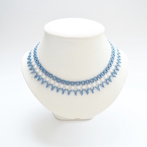 Kislánynak való méretű kék kistászli - nagyszemű fehér gyöngyházfényű kásagyönggyel, Ékszer, Nyaklánc, Gyöngyös nyaklánc, Ékszerkészítés, Gyöngyfűzés, gyöngyhímzés, MESKA