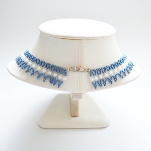 Kislánynak való méretű kék kistászli - nagyszemű fehér gyöngyházfényű kásagyönggyel - ékszer - nyaklánc - gyöngyös nyaklánc - Meska.hu