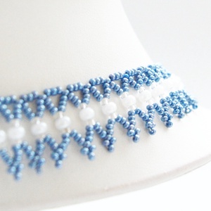 Kislánynak való méretű kék kistászli - nagyszemű fehér gyöngyházfényű kásagyönggyel - ékszer - nyaklánc - gyöngyös nyaklánc - Meska.hu