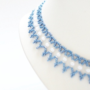 Kislánynak való méretű kék kistászli - nagyszemű fehér gyöngyházfényű kásagyönggyel - ékszer - nyaklánc - gyöngyös nyaklánc - Meska.hu