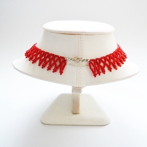 Kislánynak való méretű piros kistászli - áttetsző gyöngyből, szélén nagyszemű gyönggyel díszítve - ékszer - nyaklánc - gyöngyös nyaklánc - Meska.hu