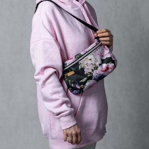 Nagy Rózsás Sötétzöld Vízlepergető Övtáska - táska & tok - övtáska - Meska.hu