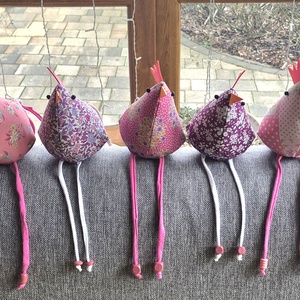 Lakásdekor - húsvéti tyúkok textilből - rózsaszín és lila árnyalatok - ünnepi díszek, dekorációk - húsvéti díszek és dekorációk - húsvéti asztaldíszek - Meska.hu