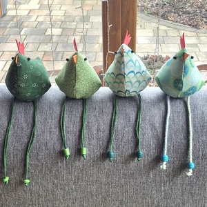 Lakásdekor - húsvéti tyúkok textilből - zöld és kék árnyalatok - ünnepi díszek, dekorációk - húsvéti díszek és dekorációk - húsvéti asztaldíszek - Meska.hu