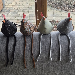 Lakásdekor - húsvéti tyúkok textilből - szürke, barna, fekete árnyalatok - ünnepi díszek, dekorációk - húsvéti díszek és dekorációk - húsvéti asztaldíszek - Meska.hu