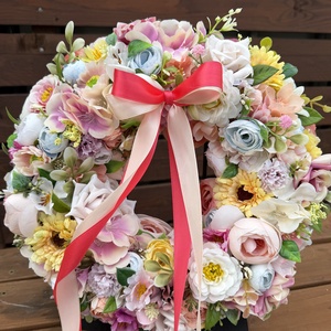 Tavaszi virágos ajtódísz, kopogtató, Otthon & Életmód, Dekoráció, Ajtó- és ablak dekoráció, Ajtódísz & Kopogtató, Virágkötés, Ezt a kopogtatót sok apró részletből, szeretettel raktam össze. 
Szép, lágy színei miatt szerintem ..., MESKA