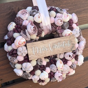 Tavaszi nyári ajtódísz, Otthon & Életmód, Dekoráció, Ajtó- és ablak dekoráció, Ajtódísz & Kopogtató, Virágkötés, Már vártalak feliratos tavaszi, nyári ajtódísz
20 cm-es alapra készült, a díszített mérete kb 23-24..., MESKA