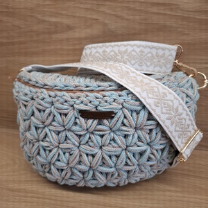Horgolt dupla szirmos jázmin mintás övtáska/crossbody, Táska & Tok, Kézitáska & válltáska, Vállon átvethető táska, Horgolás, MESKA