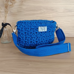 Horgolt jázmin mintás crossbody, varrott zsinórfonal pánttal - táska & tok - kézitáska & válltáska - vállon átvethető táska - Meska.hu