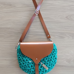Jázmin mintás crossbody bőrfedővel, lenyúló zárópánttal - táska & tok - kézitáska & válltáska - vállon átvethető táska - Meska.hu