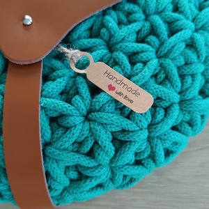 Jázmin mintás crossbody bőrfedővel, lenyúló zárópánttal - táska & tok - kézitáska & válltáska - vállon átvethető táska - Meska.hu