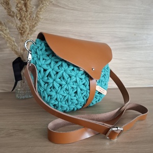 Jázmin mintás crossbody bőrfedővel, lenyúló zárópánttal - táska & tok - kézitáska & válltáska - vállon átvethető táska - Meska.hu