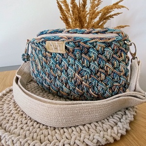 Alpesi mintás limitált fonalas övtáska/crossbody - nesszeszerrel és kulcstartóval, Táska & Tok, Kézitáska & válltáska, Vállon átvethető táska, Horgolás, MESKA