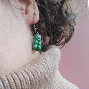 Gumimacis süthető gyurma fülbevaló - Csillogós gumimacik, Ékszer, Fülbevaló, Lógó fülbevaló, Ékszerkészítés, Gyurma, MESKA