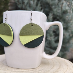 Zöld félhold bőr füli  - ékszer - fülbevaló - lógós kerek fülbevaló - Meska.hu