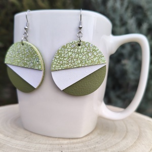 Zöld -fehér félhold bőr füli  - ékszer - fülbevaló - lógós kerek fülbevaló - Meska.hu