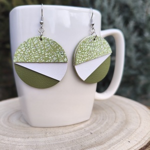 Zöld -fehér félhold bőr füli  - ékszer - fülbevaló - lógós kerek fülbevaló - Meska.hu