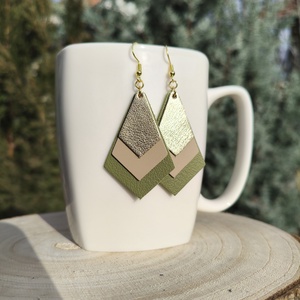 Bézs-zöld-arany gyémánt bőr füli  - ékszer - fülbevaló - lógó fülbevaló - Meska.hu