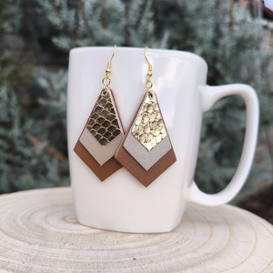 Bézs- rózsaszín gyémánt bőr füli  - ékszer - fülbevaló - lógó fülbevaló - Meska.hu