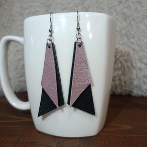 Fekete-halvány lila  bőr füli  - ékszer - fülbevaló - lógó fülbevaló - Meska.hu