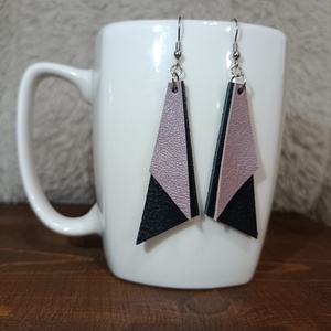 Fekete-halvány lila  bőr füli  - ékszer - fülbevaló - lógó fülbevaló - Meska.hu