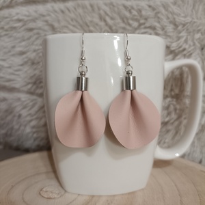 Halvány rózsaszín bőr füli, Ékszer, Fülbevaló, Lógós kerek fülbevaló, Bőrművesség, Ékszerkészítés, MESKA