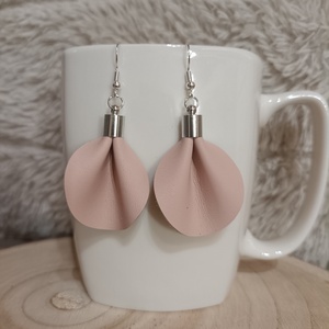 Halvány rózsaszín bőr füli - ékszer - fülbevaló - lógós kerek fülbevaló - Meska.hu