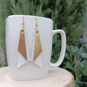 Arany-fehér  bőr füli  - ékszer - fülbevaló - lógó fülbevaló - Meska.hu