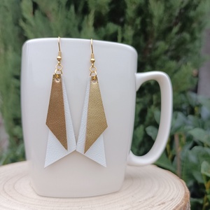 Arany-fehér  bőr füli  - ékszer - fülbevaló - lógó fülbevaló - Meska.hu