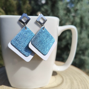 Fehér -csillogó babakék bőr füli  - ékszer - fülbevaló - lógó fülbevaló - Meska.hu