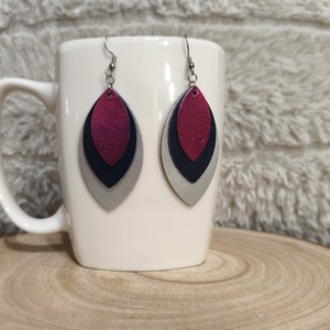 Ezüst - sötétkék-pink  bőr füli  - ékszer - fülbevaló - lógó fülbevaló - Meska.hu