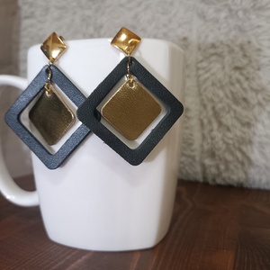 Fekete -arany szögletes bőr füli  - ékszer - fülbevaló - lógó fülbevaló - Meska.hu