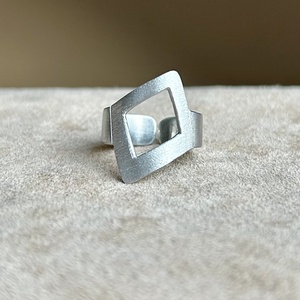 Modern gyűrű - ékszer - gyűrű - figurális gyűrű - Meska.hu