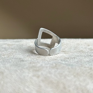 Modern gyűrű - ékszer - gyűrű - figurális gyűrű - Meska.hu