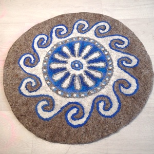 Nap 12-  nemez ülőpárna, kézzel készült - művészet - textilkép - nemezelt - Meska.hu