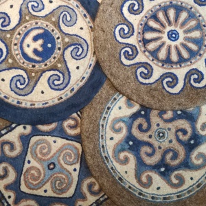 Hold nemez ülőpárna, kézzel készült - művészet - textilkép - nemezelt - Meska.hu