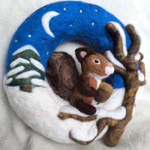 Tűnemezelt ajtódísz mókussal - otthon & életmód - dekoráció - ajtó- és ablak dekoráció - ajtódísz & kopogtató - Meska.hu