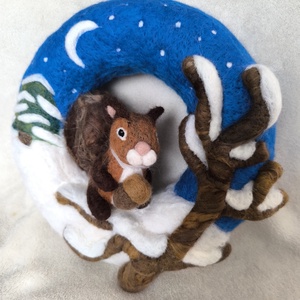 Tűnemezelt ajtódísz mókussal - otthon & életmód - dekoráció - ajtó- és ablak dekoráció - ajtódísz & kopogtató - Meska.hu