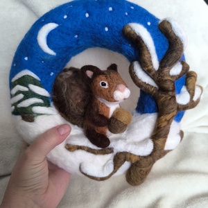 Tűnemezelt ajtódísz mókussal - otthon & életmód - dekoráció - ajtó- és ablak dekoráció - ajtódísz & kopogtató - Meska.hu