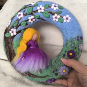 Tavasztündér tűnemezelt ajtódísz  - otthon & életmód - dekoráció - ajtó- és ablak dekoráció - ajtódísz & kopogtató - Meska.hu