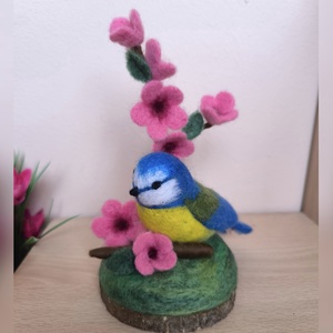 Cinege virágzó faágon - asztaldísz , Otthon & Életmód, Dekoráció, Asztal és polc dekoráció, Asztaldísz, Nemezelés, MESKA