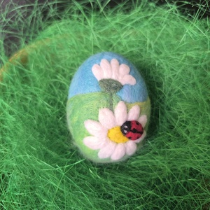 Húsvéti tojás tűnemezeléssel - Katica, Ünnepi díszek, dekorációk, Húsvéti díszek és dekorációk, Húsvéti tojás, hímestojás, Nemezelés, MESKA